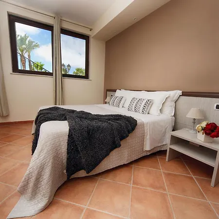 别墅 Egadi, With Swimming Pool And Tennis Court