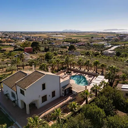 ヴィラ Egadi, With Swimming Pool And Tennis Court パチェーコ
